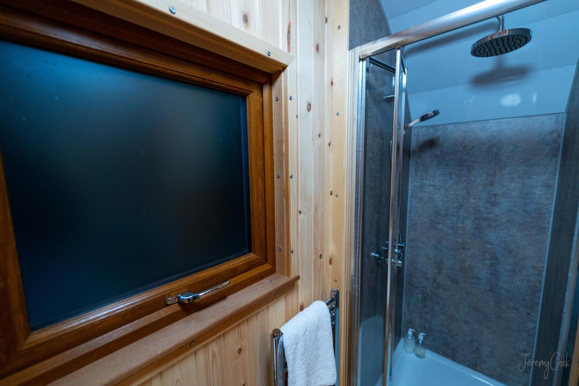 Missin' Link Glamping Hotel West Hoathley ภายนอก รูปภาพ
