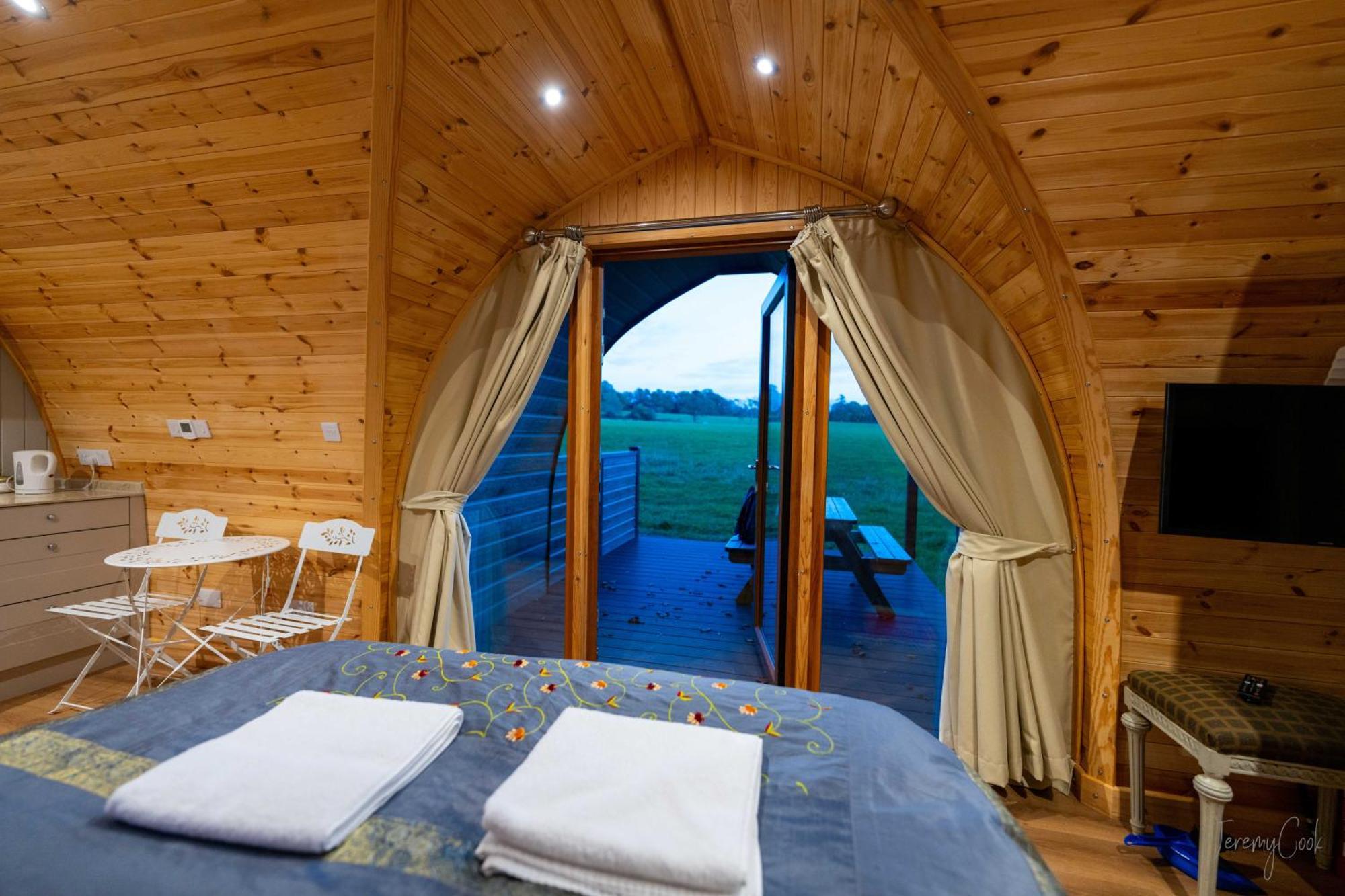 Missin' Link Glamping Hotel West Hoathley ภายนอก รูปภาพ