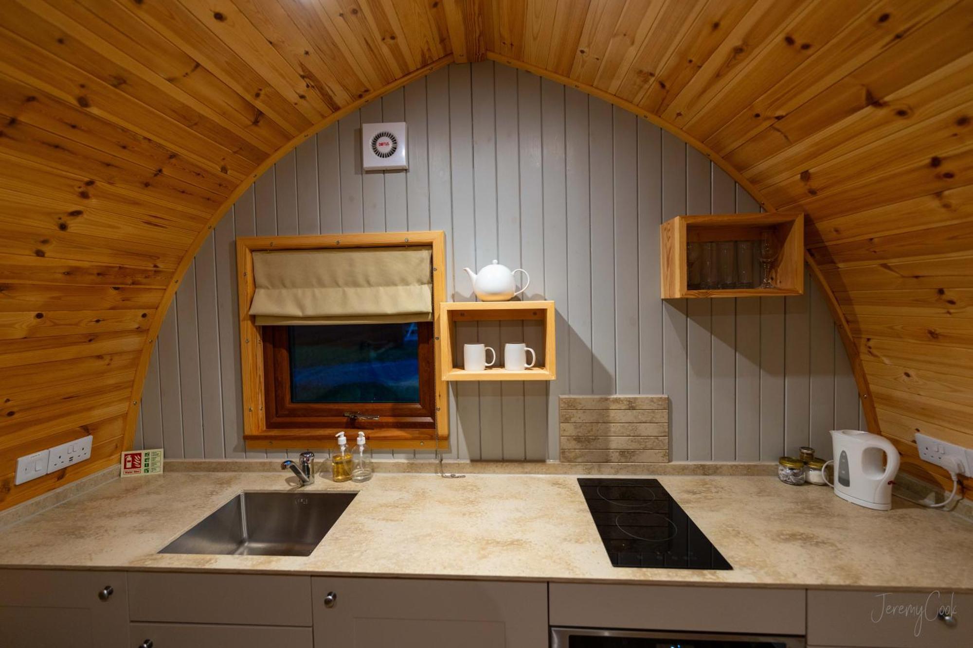 Missin' Link Glamping Hotel West Hoathley ภายนอก รูปภาพ